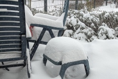 Schneebedeckter Terrassenhocker