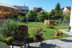 Blick von der Terrasse auf den Garten